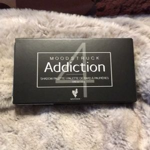 Younique Moonstruck Addiction Shadow Palette #4